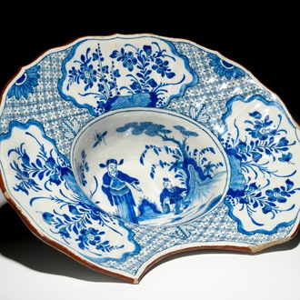Een blauwwitte Delftse scheerkom met chinoiserie decor, 18e eeuw
